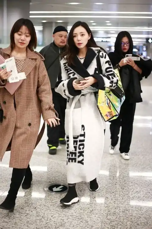 她是和平饭店的霸气女二,也是亿万票房女演员,33岁潇洒自在