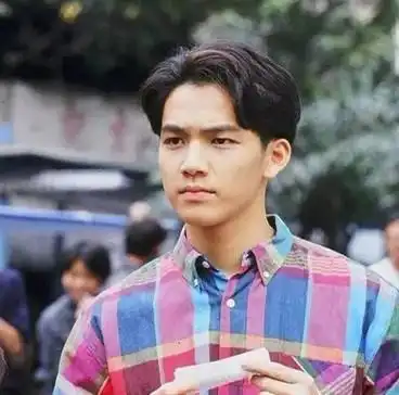 钟汉良18岁25岁35岁44岁,你被几岁的钟汉良撩到了
