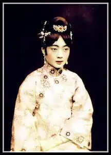 溥仪和婉容旧照揭秘末代皇帝的传奇秘事
