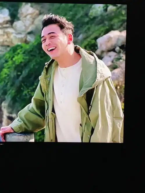 我们都要好好的向前穿的两件外套什么品牌
