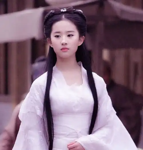 都说陈妍希的小龙女是被鸡腿头拖累,当刘亦菲换上后,方知颜值才是硬伤
