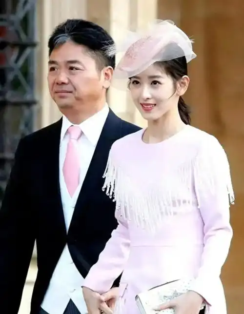 刘强东章泽天同看演奏会,夫妻牵手超甜蜜,章泽天重现望夫眼