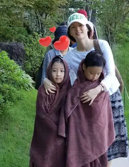 大长今李英爱晒龙凤胎近照,儿子不让妹妹买饮料,好有责任感
