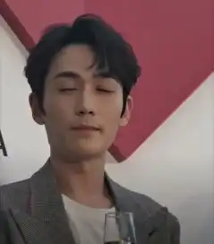 在人群中找到粉丝的朱一龙,会朝你笑一笑再点点头,轻声说着哈喽