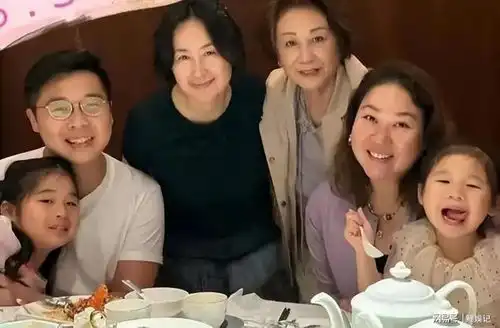 国泰空姐歧视普通话,何超琼才是真正清醒,中学就坚持学好普通话