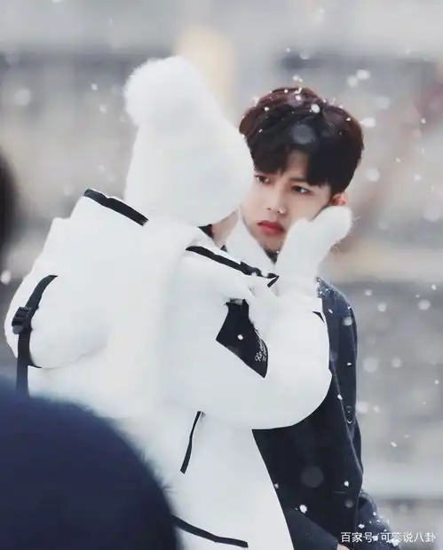 一生一世剧照,任嘉伦白衬衣加领带帅气十足,女主造型美腻了