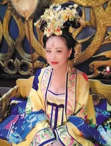 武媚娘传奇中美炸天的周海媚,三年后在这部剧中变大妈
