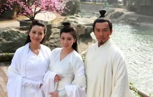 贾静雯和高圆圆谁更美两人合作4部剧,贾静雯却只赢了一次