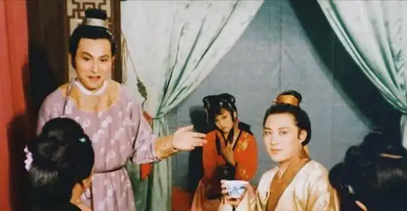 红楼梦中,秦可卿究竟得了什么病,为啥一天要换四五遍衣服
