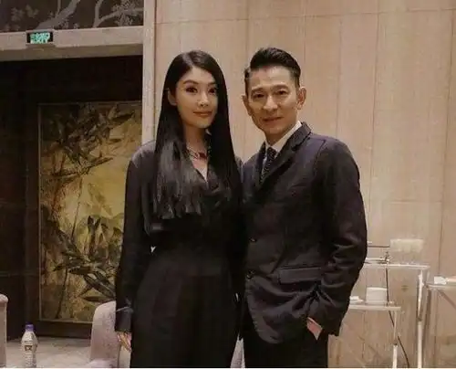 王晶多年捧不红的大嫂,影帝都无能为力,沈腾却带她赚25亿
