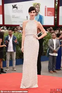 地平线单元评审团成员帕兹维嘉两片白裙裸背抢镜
