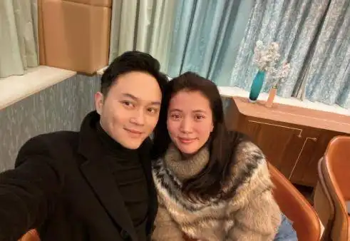 袁咏仪夫妇偶遇张艺兴,张智霖晒三人合照,自曝在追扫黑风暴