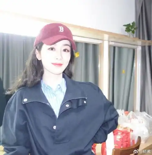 杨紫穿流光羽毛裙温婉动人后台双手比耶可爱俏皮
