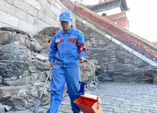 颐和园保洁员火出圈吊打文化人,纠正专家错误,没学历全凭自学