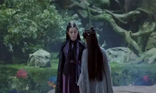 与君初相识开播,三位主演单独美颜,但热巴仍暴露了真实状态