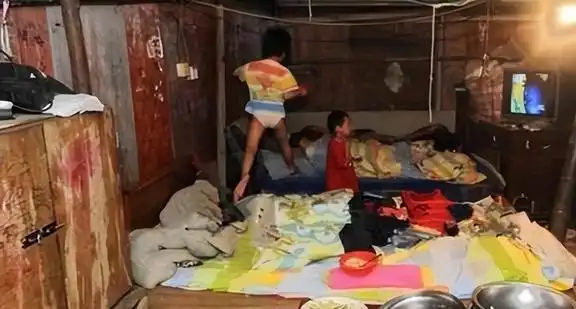 2000年,江西夫妻蜗居桥洞10年与蛇鼠为伴,育2儿2女,如今怎样了