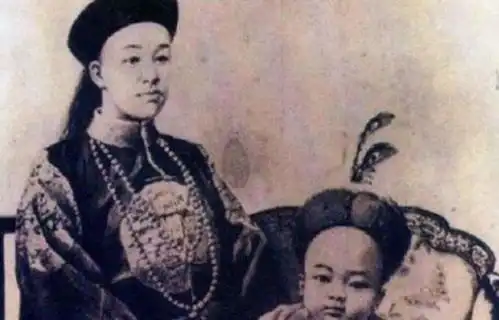 老人逛故宫发现墙上照片挂错,专家坚称没错,老人挂的是我亲爹
