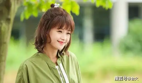 孙怡带妈妈录节目,母女俩路边狂吃没架子,妈妈当众剔牙不顾形象