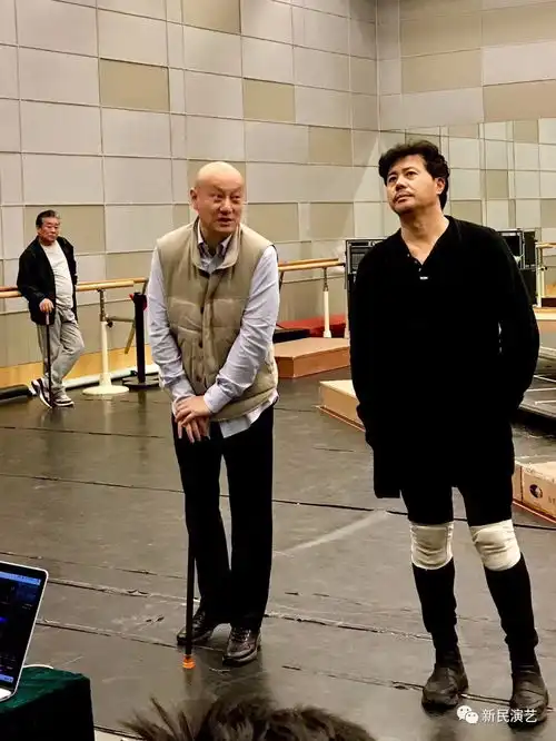 当莎翁译者朱生豪与哈姆雷特穿越时空,一同站在话剧舞台上
