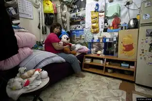 香港鞋盒住房现实版蜗居者
