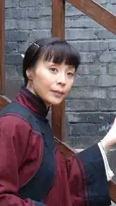 新茶馆拍摄接近尾声导演何群为岳秀清加戏
