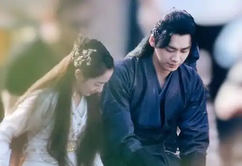 镜双城官宣杀青,李易峰稳居c位,见到演员阵容熬夜也要追