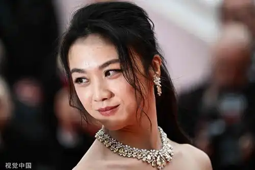 组图汤唯现身戛纳红毯气场全开渐变色抹胸长裙显温婉气质