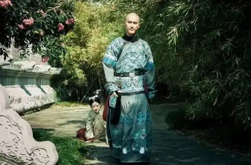 演员还不上房贷车贷去直播带货,有错吗
