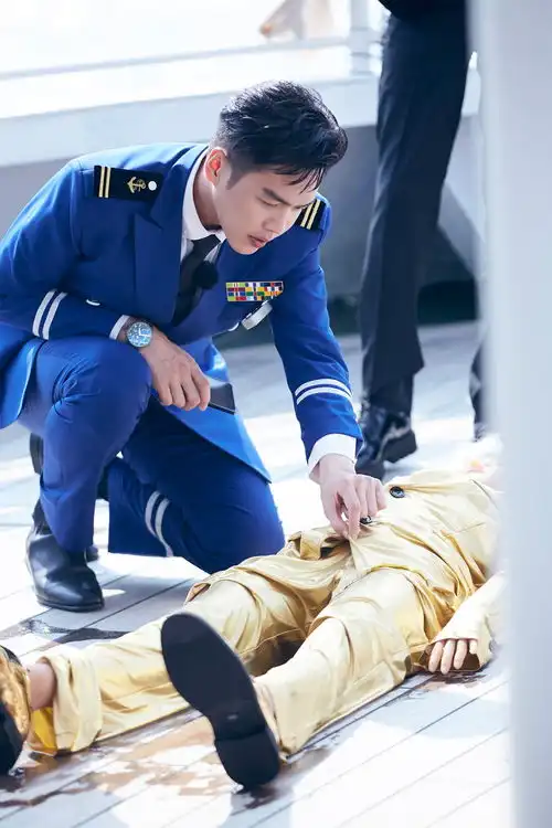 组图张若昀着蓝色船长制服身形笔挺看书认真弹琴画风逗趣
