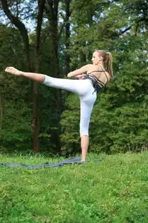 乔丹卡佛林中练习瑜伽网友这动作一看就是功夫了得