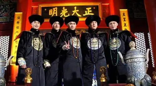 他是康熙最聪明儿子,手握兵权不参与夺嫡,活到77岁,受乾隆尊敬