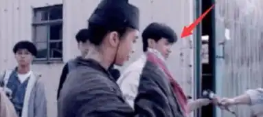 王祖贤早年剧照流出,旁边不起眼的小记者,如今竟逆袭成一线歌星