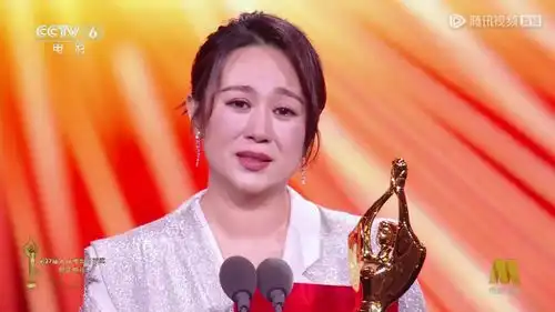 马丽凭第二十条获百花奖最佳女主角,哭着领奖向儿子甜蜜喊话
