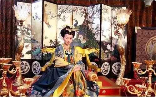 古人的衣摆那么长,他们不怕拖地把衣服弄脏吗答案很简单
