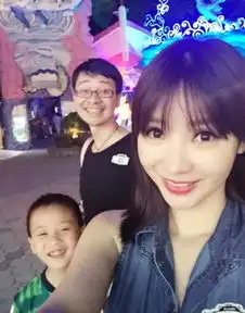 柳岩晒和家人一起拜年照网友送新年祝福