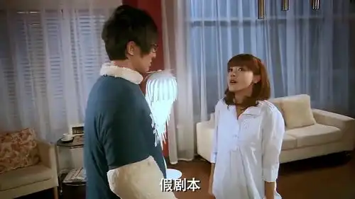 爱情公寓关谷向悠悠告白,悠悠亲吻关谷额头,小贤一菲偷窥好甜
