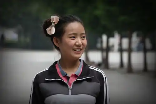 本人在电影我的青春你来过上担任剧照,饰演王总,本片取景淮阳一高龙湖
