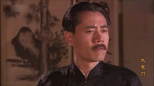 大宅门日军抓走百草厅柜上的人,抢走老太爷的车,还险些压死他