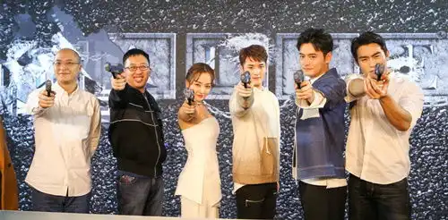 美人为馅何奉天被白宇表白遭冷面强抱