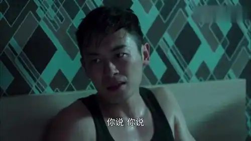 小伙心情不好又遇上大妈找茬,怒怼大妈,愤怒表情真霸气
