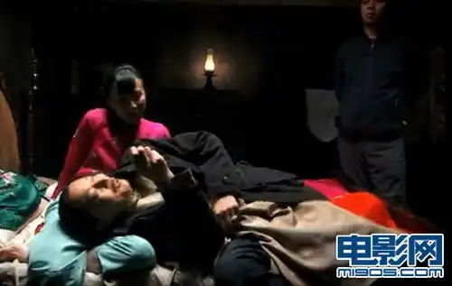 让子弹飞肚兜激情戏曝光葛优扑倒刘嘉玲
