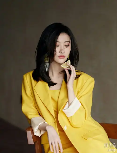 景甜穿柠檬黄西装配同色短裙秀纤细长腿
