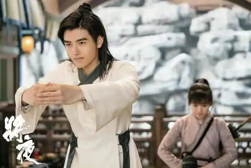 陈飞宇风波后首次现身,包裹严实低调出行,已有2部作品惨遭换角