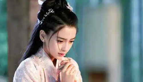 杨颖十年前照片曝光,神似日本女星难道baby真的没整容
