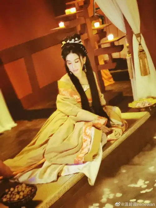 54岁温碧霞穿露脐装跳热舞热辣好身材藏不住
