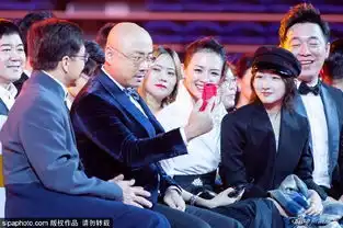 某颁奖典礼徐峥拉着黄渤章子怡周冬雨合照张家辉成龙看着好羡慕