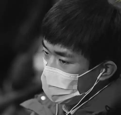 中国医生官宣剧照,易烊千玺首演医生,目光有神满眼都是戏
