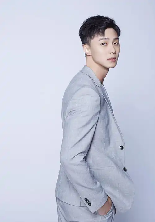 原创演员2工作人员曝内幕郭敬明倒贴钱拍作品还被骂,而大鹏情商确实不
