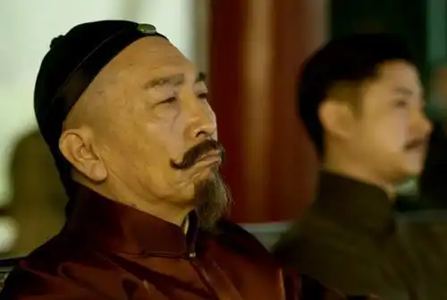 晚清怪杰辜鸿铭跟胡适不对付,用各种外语骂人,最爱闻三寸金莲
