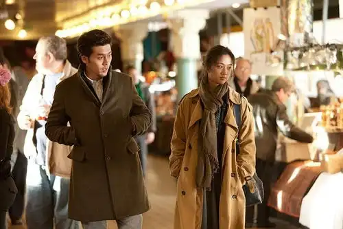 京秋时装大片穿了风衣,好像就该有个故事要开始了
